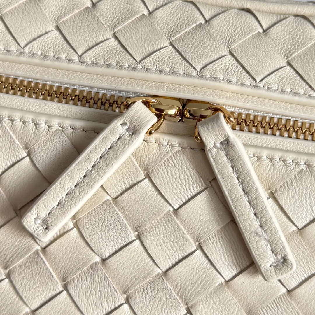 Batch 1480 BOTTEGA VENETA2025 new women's small Soft Vanity cosmetic bag, using the classic Intrecciato weaving technique, inheriting the classics, the ring buckle design 😎 The light metal chain gives you a high-end sense of matching, the chain is removable, and it can be used as a handbag ~ An elegant small bag that is perfect for participating in events. The overall body of the bag is as soft as marshmallow and can be easily kneaded, showing the strong toughness and high-end feel of the leather. The touch of sheepskin is so amazing. It is so healing when pinched! I have absolutely no resistance to small bags! ! ! Style No.: 843800 Color: Sea Salt Size: 19*14*3cm